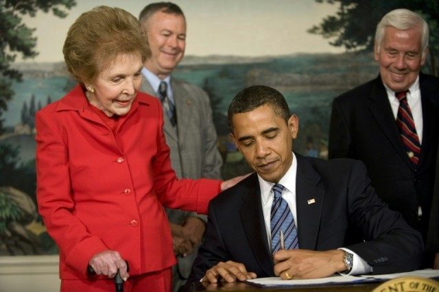 US President Barack Obama (C) signs the Ronald Reagan Centennial Commission Act at the White House on June 2, 2009 with former US first lady Nancy Reagan