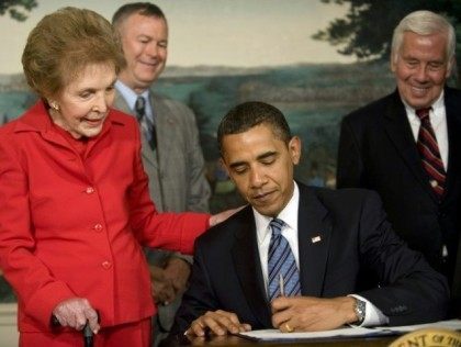 US President Barack Obama (C) signs the Ronald Reagan Centennial Commission Act at the White House on June 2, 2009 with former US first lady Nancy Reagan