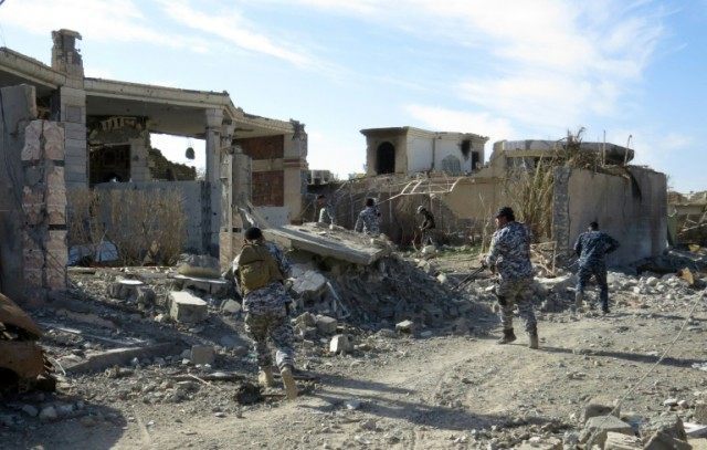 Iraq government troops remove bombs planted in houses and streets in Ramadi's Husseiba eas