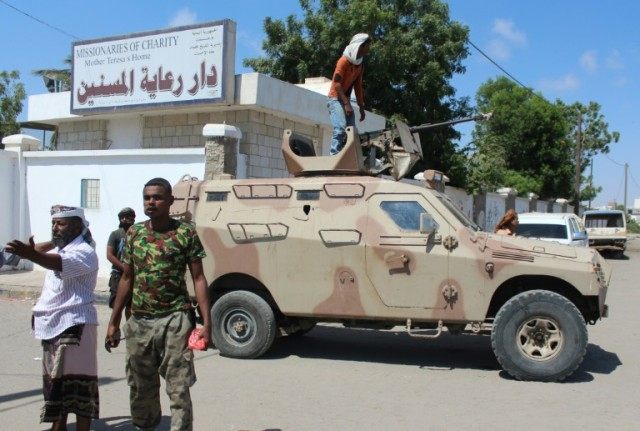 Pro-government Yemeni fighters loyal to exiled Yemeni President Hadi gather outside an eld