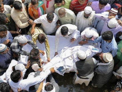 INDIA, GREATER NOIDA : TOPSHOT - Mourners carry the body of an Indian girl, who was raped and set on fire, during her funeral in Greater Noida near the Indian capital New Delhi on March 9, 2016. A 16-year-old Indian girl who was raped and then set on fire on …