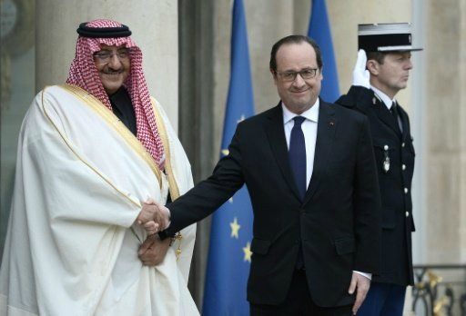 French President Francois Hollande (right) greets Saudi Crown Prince Mohammed bin Nayef at