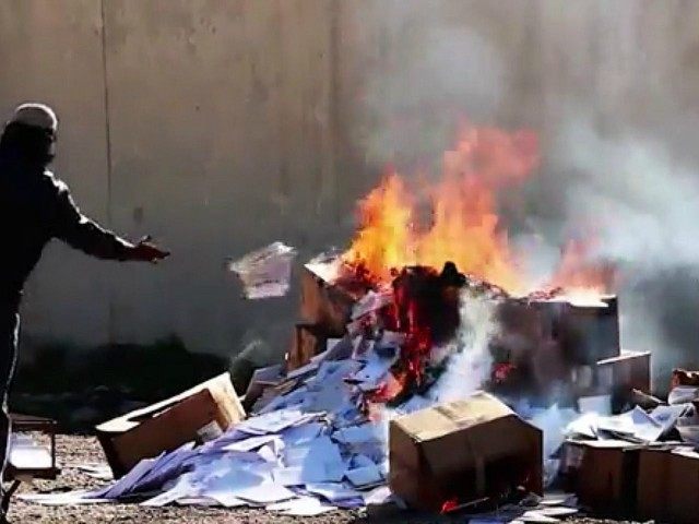 islamic-state-christian-book-burning-screenshot