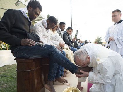pope-francis-kisses-the-foot-of-a-man-during-the-foot-washing-ritual-at-the-castelnuovo-di