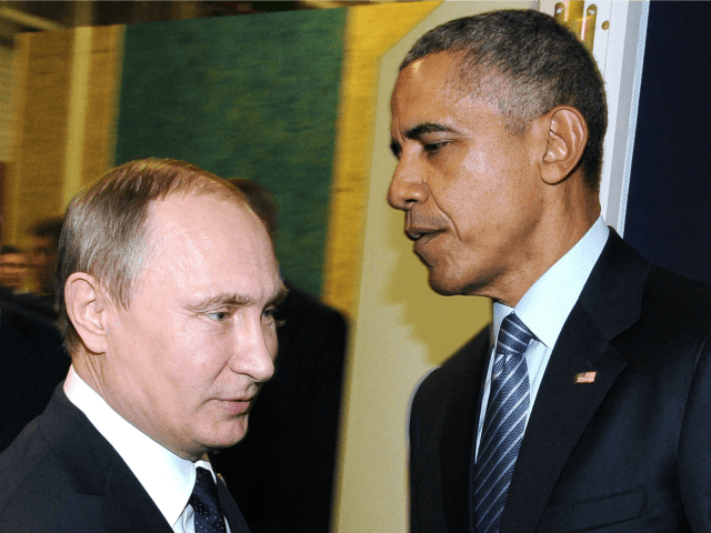 Russian President Vladimir Putin (L) meets with US President Barack Obama on the sidelines