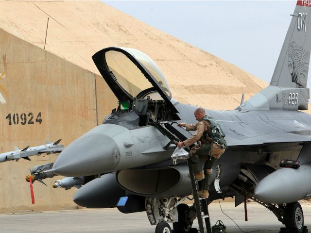 IRAQ, Baghdad : A pilot climbs into a U.S. F-16 jet fighter at the al-Asad Air Base west the capital Baghdad, on November 1, 2011. US soldiers began to leave the base to go home in a massive logistical operation which has to be finished by December 31, in line …