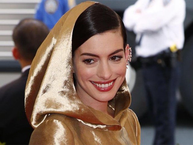 Anne Hathaway Bows to Beyoncé to Honor Pro-Black Lives Matter Album ...