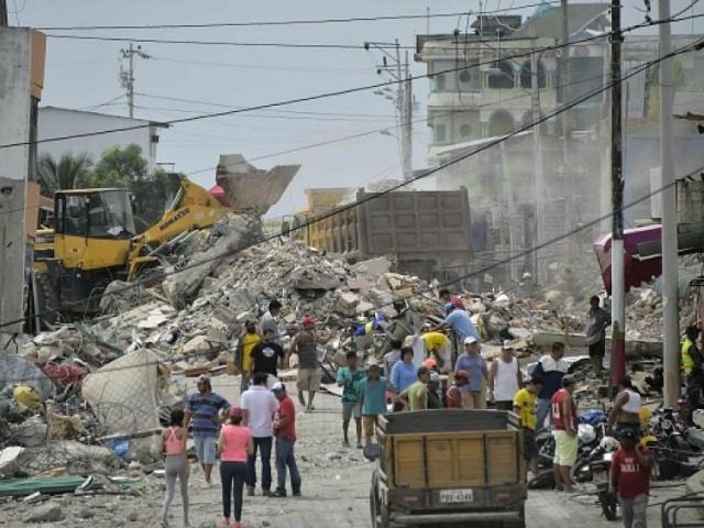 PHOTOS: Ecuador Earthquake Death Toll Passes 500