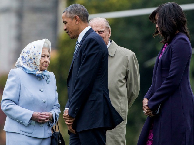 US President Barack Obama and his wife First Lady Michelle Obama are greeted by Queen Eliz