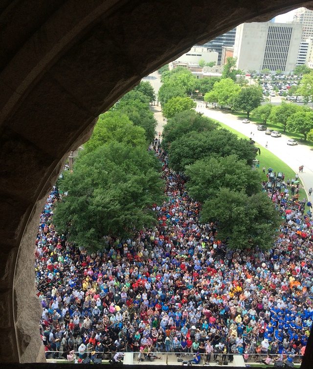 Thousands gather on south steps of Texas Capitol to hear Franklin Graham. (Photo Courtesy Kathy Haigler)