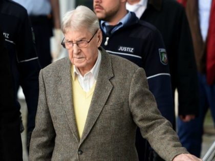 Former Auschwitz guard Reinhold Hanning (C) leaves the court after the start of his trial in Detmold, western Germany, on February 11, 2016.