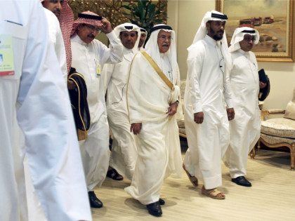 Saudi Arabia's Oil Minister Ali al-Naimi arrives to a meeting between OPEC and non-OPEC oil producers, in Doha, Qatar April 17, 2016. REUTERS/IBRAHEEM AL OMARI