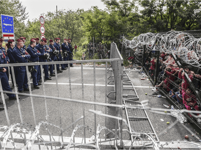 Hungary Border fence migrants