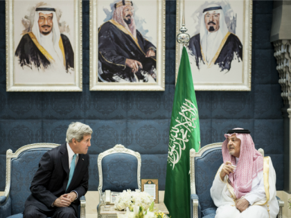 Saudi Foreign Minister Prince Saud al-Faisal (R) and US Secretary of State John Kerry talk