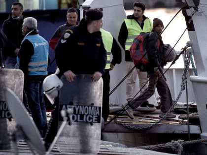 migrant boat deport greece