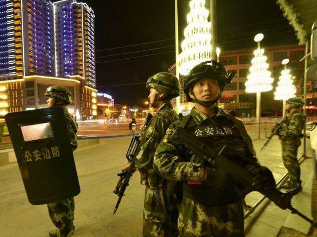 Armed Chinese paramilitary policemen stand guard on a road in Kashgar, northwest China's Xinjiang Uygur Autonomous Region, 2 September 2015.(Imaginechina via AP Images)