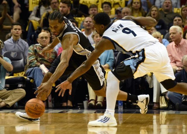 Kawhi Leonard #2 of the San Antonio Spurs and Tony Allen #9 of the Memphis Grizzlies chase