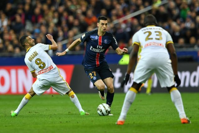 Paris Saint-Germain's Argentinian midfielder Javier Pastore (C) vies with Lille's Moroccan