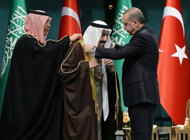 Turkish President Recep Tayyip Erdogan (R) presents Turkey's highest state medal to King S