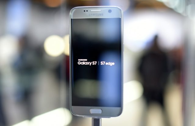 The strong Galaxy S7 (pictured) performance came in the face of a flattening global smartp