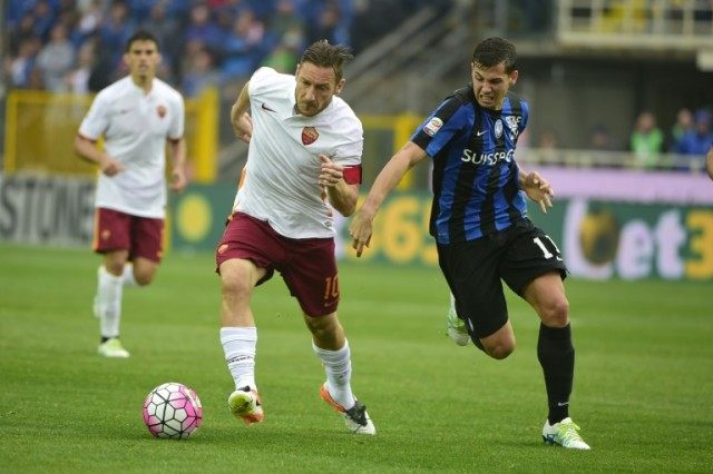 Roma forward Francesco Totti (L) gets away from Atalanta midfielder Maximiliano Moralez du