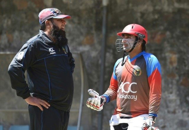 Afghanistan cricket coach Inzamam-ul-Haq (L) talks with captain Asghar Stanikzai during a