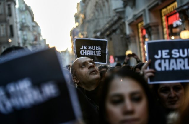 Turkish journalists hold posters reading "Je suis Charlie" (I am Charlie) during a 2015 ra