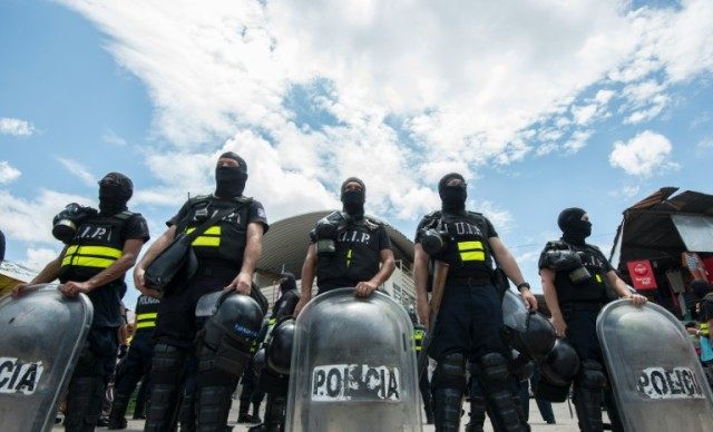 Costa Rican police personnel in riot gear form a line in the border with Panama, 320 km so
