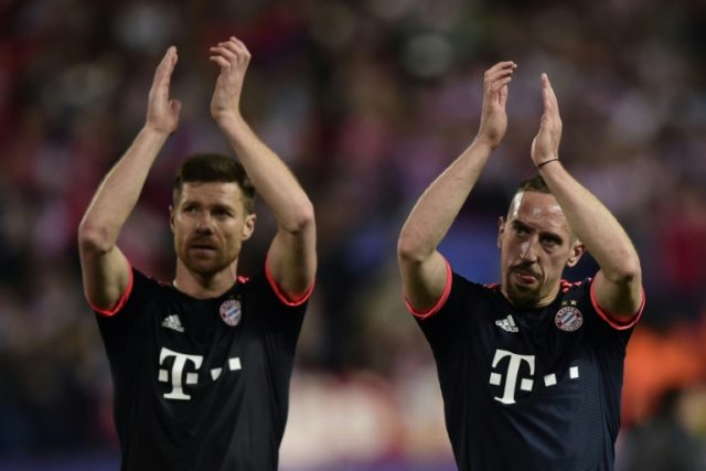 Bayern Munich's midfielder Xabi Alonso (L) and forward Franck Ribery acknowledge the crowd