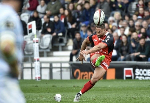 Toulouse's New Zealand fly-half Luke McAlister hits a penalty kick on April 17, 2016