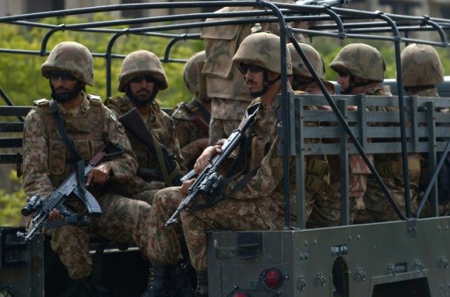 Pakistani army pressed in to rescue 24 police from heavily-armed criminals of the "Choto g
