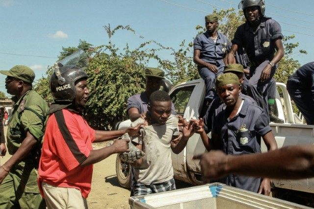 zambian police have arrested hundreds of people for rioting and ransacking Rwandan-owned s