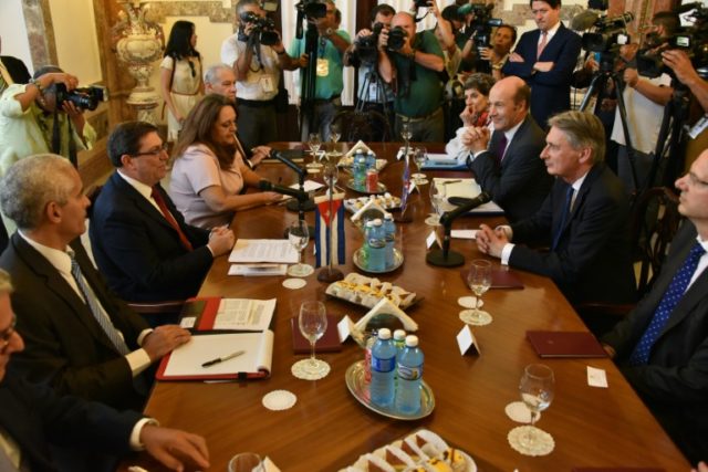 Britain's Foreign Secretary Philip Hammond (2R) met with his Cuban counterpart Bruno Rodri