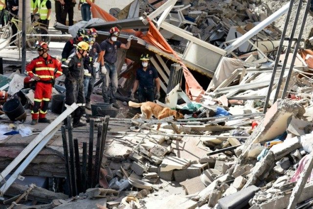 A residential building collapsed for as yet unknown reasons in the tourist area of Los Cri