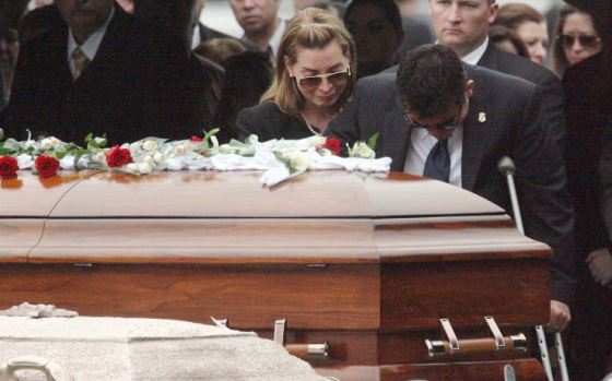 ICE Agent Victor Avila prays over casket of his partner, Agent Jaime Zapata. (AP Photo/Delcia Lopez)