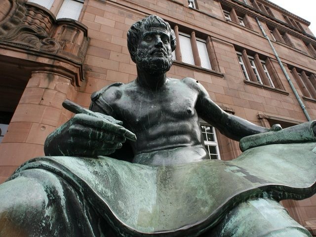 Blick auf die Aristoteles Statue vor dem alten Kollegiengebaeude der Albert-Ludwigs-Univer