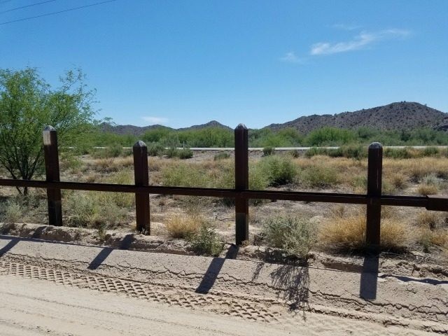 A section of the Arizona-Mexico border protected only by a vehicle barrier. (Photo: Ildefo