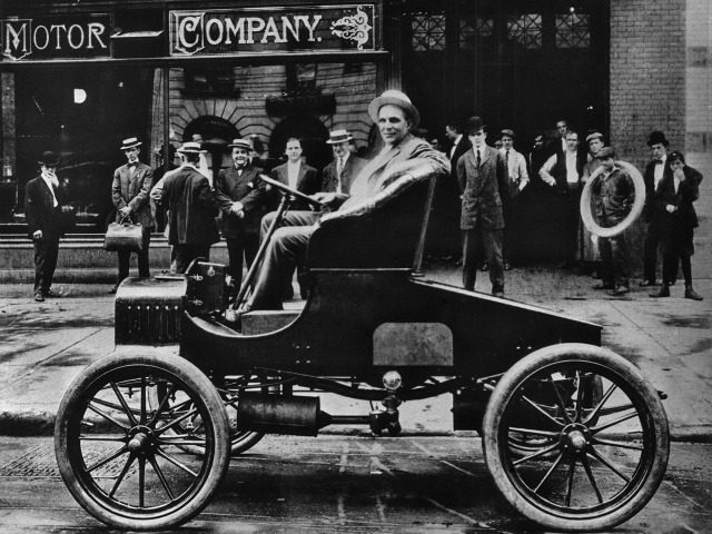 Picture dated 1900 of Henry Ford, attracting the attention of bystanders as he takes the w