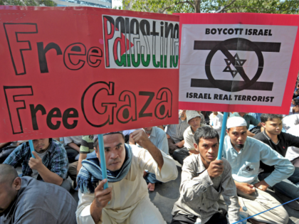 Thai-muslim protesters shout anti-Israel slogans during a demonstration at the Israel embassy in Bangkok on January 6, 2009