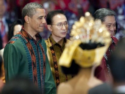 US President Barack Obama (C) wearing traditional Indonesian attire attends the gala dinne