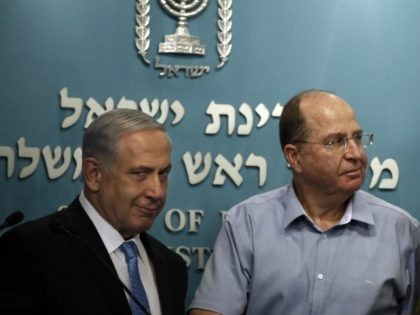 Israeli Prime Minister Benjamin Netanyahu (L) gestures as he stands next to Defence Minister Moshe Yaalon and Chief of Staff General Benny Gantz (R) at the end of a press conference at the prime minister's office in Jerusalem, on August 27, 2014.