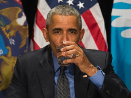 US President Barack Obama drinks filtered water during a meeting at the Food Bank of Eastern Michigan in Flint, Michigan, May 4, 2016. / AFP / Jim Watson (Photo credit should read JIM WATSON/AFP/Getty Images)