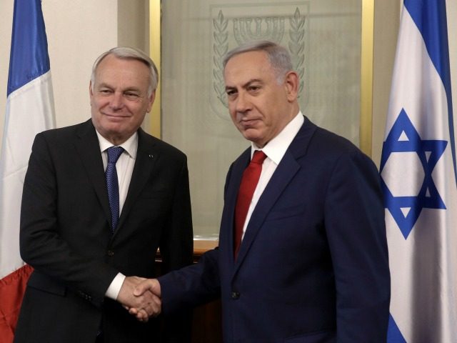 Israeli Prime Minister Benjamin Netanyahu (R) shakes hands with French Foreign Minister Je