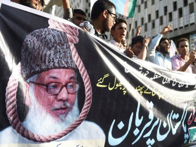 PAKISTAN, Karachi : Pakistani students shout slogans during a protest against the executio