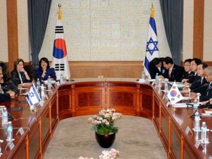 South Korean President Lee Myung-Bak (R) talks with Israeli President Shimon Peres (L) dur