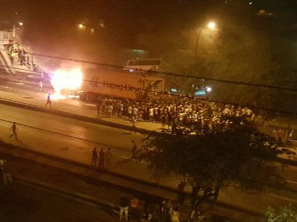 Daily Looting: Venezuelans Empty Truck Full of Milk, Set It on Fire