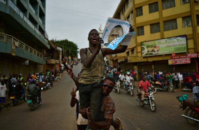 Supporters of opposition leader Kizza Besigye cheer for him in Kampala on February 20, 201