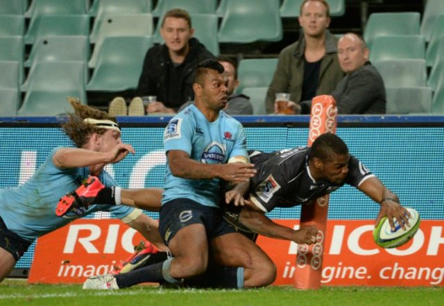The New South Wales Waratahs' Kurtley Beale (C) and Michael Hooper (L) attempt to stop the