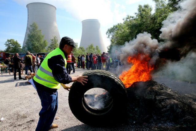 Workers block the access to the nuclear power plant of Nogent-sur-Marne on May 26, 2016