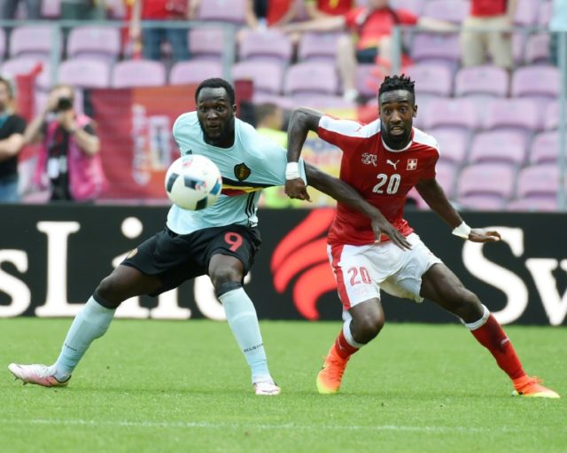 Belgium's forward Romelu Lukaku (L) vies with Switzerland's defender Johan Djourou (R) dur